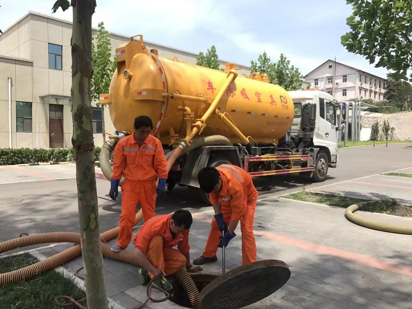 普陀管道疏通车停在窨井附近