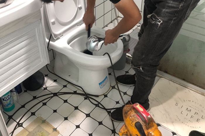 普陀马桶堵塞自己疏通还是找师傅?专业上门服务让你省时更省心